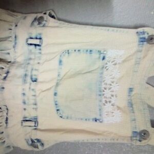 Shoulder strap skirt with pockets on the chest